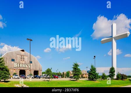 Una Croce Bianca Di 16 Tonnellate Di Circa 30 Metri Si Trova Fuori Dalla Berry S Seafood And Catfish House Agosto 19 A Firenze Mississippi Foto Stock Alamy