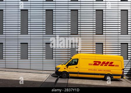 DHL van fuori da un moderno edificio di uffici a Basilea, Svizzera Foto Stock