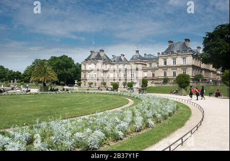 Il Palazzo di Lussemburgo, sede del Senato francese, e i giardini intorno ad esso. Foto Stock