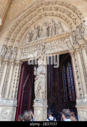 L'ingresso ornato scolpito alla cappella superiore di Sainte Chapelle, Parigi con una statua di Gesù al centro dell'arco Foto Stock