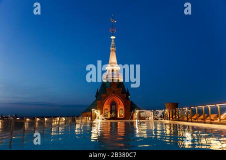 Piscina sul tetto dell'Hilton Molino Stucky Venice, Giudecca, Venezia, Veneto, Italia. Foto Stock