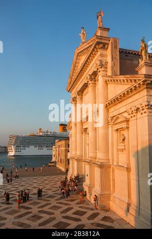 La nave da crociera passa per l'isola di San Giorgio maggiore, Chiostro, Fondazione Giorgio Cini, Venezia, Veneto, Italia, Europa. Foto Stock