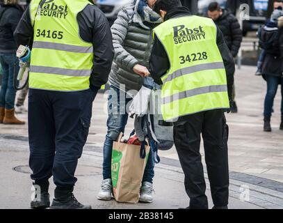 04 marzo 2020, Hessen, Hanau: I controlli di sicurezza saranno effettuati all'ingresso di Hanauer Freiheitsplatz, dove un video schermo mostrerà il servizio funebre per l'opera dell'attacco il 19 febbraio. A causa del gran numero di partecipanti, l'atto di lutto, che si svolge nel centro eventi del Parco dei Congressi, sarà mostrato in due luoghi pubblici della città. Foto: Frank Rumpenhorst/Dpa Foto Stock