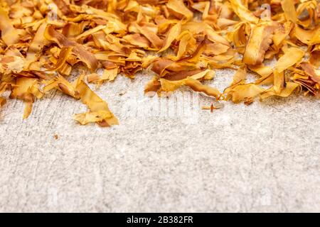 Tonno rasatura katsuobushi, fiocchi di bonito, ingrediente di dashi zuppa giapponese. Su sfondo di pietra, primo piano. Foto Stock