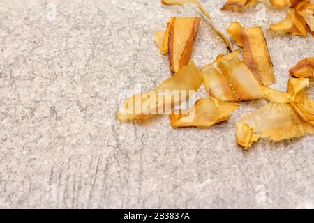 Tonno rasatura katsuobushi, fiocchi di bonito, ingrediente di dashi zuppa giapponese. Su sfondo di pietra, macro. Foto Stock