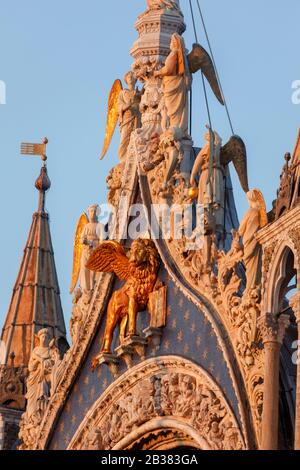 Dettagli ornati sulla Basilica di San Marco, Piazza San Marco, Venezia, Veneto, Italia. Foto Stock