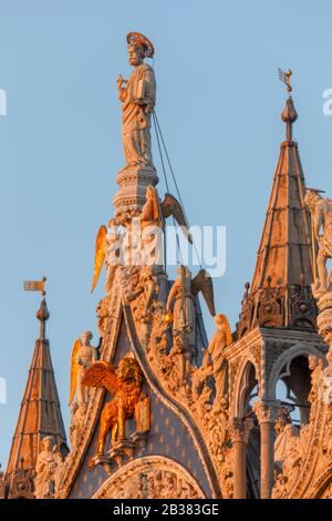 Dettagli ornati sulla Basilica di San Marco, Piazza San Marco, Venezia, Veneto, Italia. Foto Stock