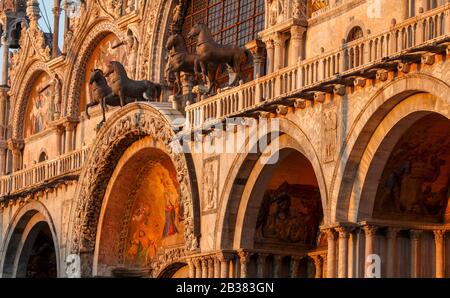 Cavalli di bronzo di San Marco e Basilica di San Marco, Piazza San Marco, Venezia, Veneto, Italia. Foto Stock