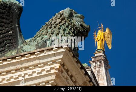 Colonna del leone di San Marco, Arcangelo Gabriele, Torre di San Marco, Piazzetta, Venezia, Veneto, Italia, Eurpoe. Foto Stock