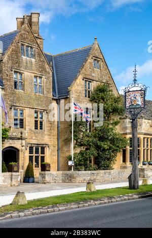 Cartello e facciata anteriore dello storico Lygon Arms Hotel (circ. 1300), Broadway, Worcestershire, Inghilterra, Regno Unito Foto Stock