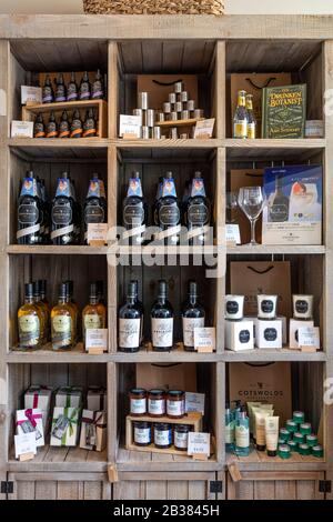 Whiskey, Gin e altri spiriti esposti dalla distilleria Cotswolds sugli scaffali dei negozi di Broadway, Worcestershire, Inghilterra, Regno Unito Foto Stock