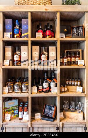 Whiskey, Gin e altri spiriti esposti dalla distilleria Cotswolds sugli scaffali dei negozi di Broadway, Worcestershire, Inghilterra, Regno Unito Foto Stock