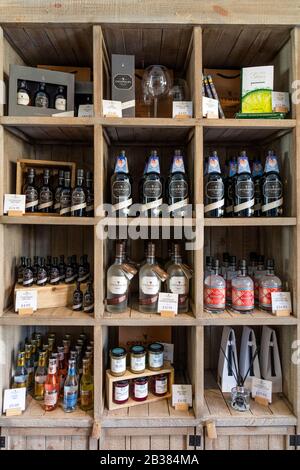 Whiskey, Gin e altri spiriti esposti dalla distilleria Cotswolds sugli scaffali dei negozi di Broadway, Worcestershire, Inghilterra, Regno Unito Foto Stock