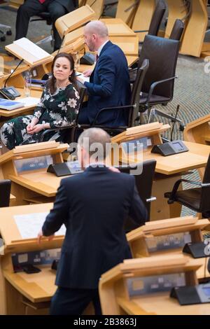 Edimburgo, Regno Unito. 4th Mar, 2020. Nella foto: (In alto a sinistra) ben MacPherson MSP - Ministro delle finanze pubbliche e delle migrazioni; (in alto a destra), Kate Forbes MSP - Ministro delle finanze; (in basso, in piedi), Willie Rennie MSP - leader del Partito Liberale democratico Scozzese. Dibattito del governo scozzese: Scene di risoluzione del tasso scozzese all'interno della camera di discussione del Parlamento scozzese. Credito: Colin Fisher/Alamy Live News Foto Stock