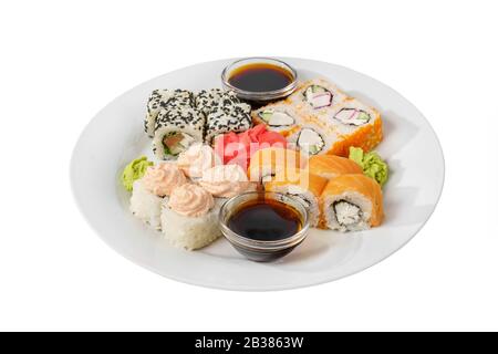 Set di sushi, rotoli, uramaki hosomaki, California e Philadelphia, salsa di lava, marinato zenzero e wasabi, bianco isolato sfondo, vista laterale Foto Stock