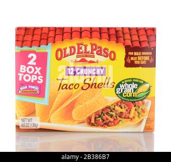 Irvine, Ca - 05 Gennaio 2014: Vecchie Conchiglie Di El Paso Taco. L'Old El Paso sta realizzando popolari prodotti della cucina messicana dal 1938. Foto Stock