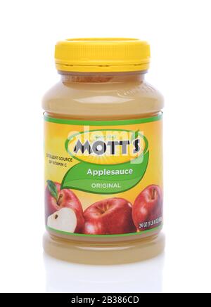 Irvine, California - 14 maggio 2014: Un vasetto da 24 once di Motts originale salsa Apple. Fondata nel 1842 da Samuel R. Mott produce prodotti a base di mele, come Foto Stock