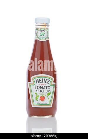 Irvine, CALIFORNIA - 23 MAGGIO 2019: Una bottiglia retrò di vetro da 14 once di Heinz Tomato Ketchup. Foto Stock