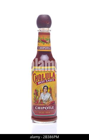 Irvine, CALIFORNIA - 23 MAGGIO 2018: Una bottiglia di salsa calda Cholula Chipolte. Una salsa calda a base di peperoncino, prodotta a Chapala, Jalisco, Messico, e pidocchi Foto Stock