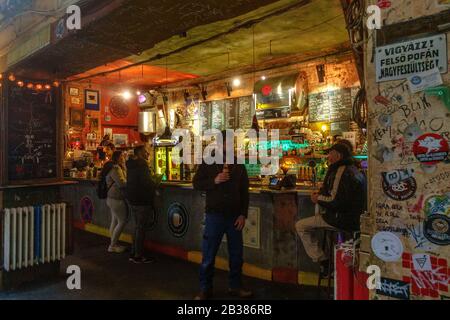 Un bar al pub Szimpla Kert Ruin di Budapest, Ungheria Foto Stock