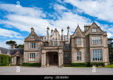 Killarney, Irlanda - 15th Giugno 2014: Ingresso frontale e facciata della casa Muckross nel parco nazionale di Killarney Foto Stock