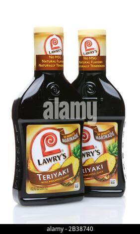 Irvine, CA - 23 GIUGNO 2014: Due bottiglie Di Marinata Teriyaki di Lawry. Il marchio di proprietà di McCormick & Company, ha ottenuto il suo inizio al Lawry's The prime R. Foto Stock