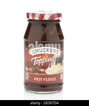 Irvine, CA - 12 SETTEMBRE 2014: La topping Hot Fudge di Smucker. Smucker's è stata fondata nel 1897 producendo creme da frutta, condimenti per gelato, bevande, ssh Foto Stock