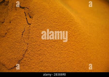 Uomo turco che versa il caffè. Caffè macinato. Caffè in grani Foto Stock