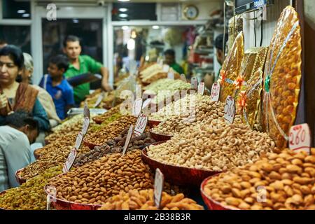 Fai shopping con noci sul mercato delle spezie di Old Dehli, negozi nella strada di Swami Vivekanand Marg, Delhi, India Foto Stock