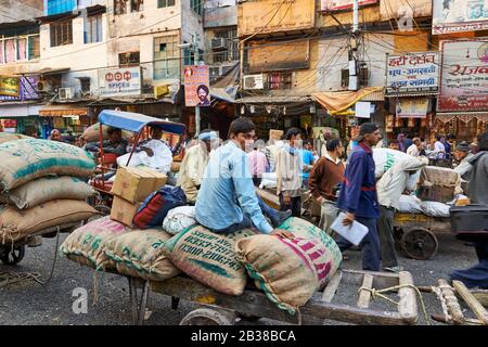 Vecchio mercato delle spezie di Dehli, negozi in Swami Vivekanand Marg Road, Delhi, India Foto Stock