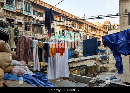 Lavanderia asciuga nel cortile interno di un vecchio mercato delle spezie Dehli, Delhi, India Foto Stock