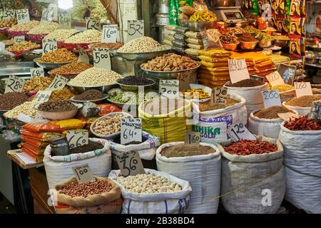 Geschaeft auf Gewuerzmarkt nella vecchia Delhi, Geschaefte in der Swami Vivekanand Marg Strasse, Indien |negozio sul mercato delle spezie Old Dehli, negozi a Swami Vivek Foto Stock