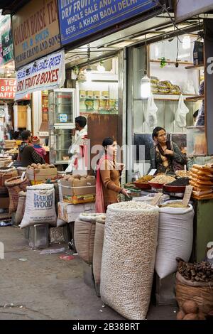 All'interno negozio sul vecchio mercato delle spezie Dehli, negozi in Swami Vivekanand Marg Road, Delhi, India Foto Stock