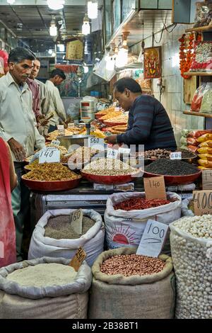 All'interno negozio sul vecchio mercato delle spezie Dehli, negozi in Swami Vivekanand Marg Road, Delhi, India Foto Stock