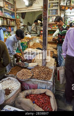 All'interno negozio sul vecchio mercato delle spezie Dehli, negozi in Swami Vivekanand Marg Road, Delhi, India Foto Stock