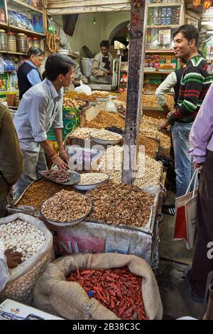 All'interno negozio sul vecchio mercato delle spezie Dehli, negozi in Swami Vivekanand Marg Road, Delhi, India Foto Stock