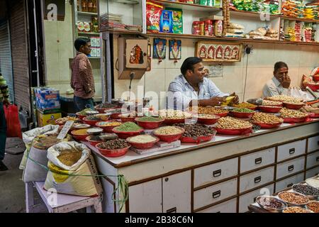 All'interno negozio sul vecchio mercato delle spezie Dehli, negozi in Swami Vivekanand Marg Road, Delhi, India Foto Stock