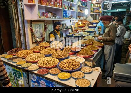 All'interno negozio sul vecchio mercato delle spezie Dehli, negozi in Swami Vivekanand Marg Road, Delhi, India Foto Stock