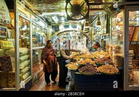 All'interno negozio sul vecchio mercato delle spezie Dehli, negozi in Swami Vivekanand Marg Road, Delhi, India Foto Stock