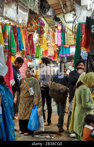 Fai shopping nel mercato delle spezie di Old Dehli, negozi nella strada di Swami Vivekanand Marg, Delhi, India Foto Stock