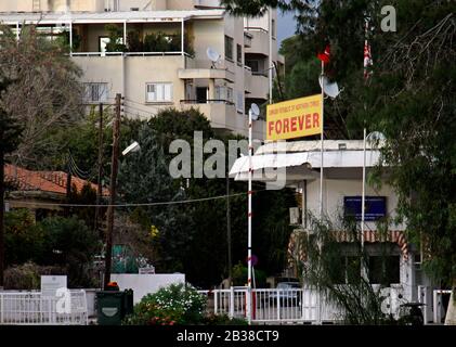 20 febbraio 2020 - Nicosia, Cipro: Firma alla frontiera di Nicosia, con le bandiere della Turchia e della cosiddetta "Repubblica turca di Cipro del Nord" ne Foto Stock