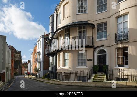 Vista lungo Croft Road nella città vecchia con la chiesa di St Clements, Hastings, East Sussex, Inghilterra, Regno Unito, Europa Foto Stock