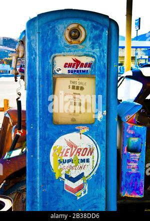 vista artistica della pompa benzina/benzina chevron blu obsoleta. Foto Stock