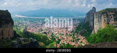 Vista del villaggio di Kalampaka nella famosa destinazione turistica greca Meteora in Grecia Foto Stock