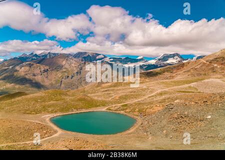 Vista sulle alpi da Gornergrat con lago in primo piano Foto Stock