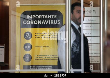 Buenos Aires, Buenos Aires, Argentina. 4th Mar, 2020. Il paziente è un uomo di 43 anni, che di recente è tornato dall'Italia ma è stato asintomatico all'arrivo a Buenos Aires la scorsa domenica. Ha volato direttamente via Alitalia e si trova in quarantena presso l'Agote Sanatorium di Buenos Aires. Credit: Claudio Santisteban/Zuma Wire/Alamy Live News Foto Stock
