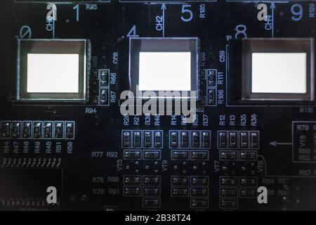 Il processo di controllo di diversi display oled sulla stazione di test. Mostra un'illuminazione brillante. Foto Stock