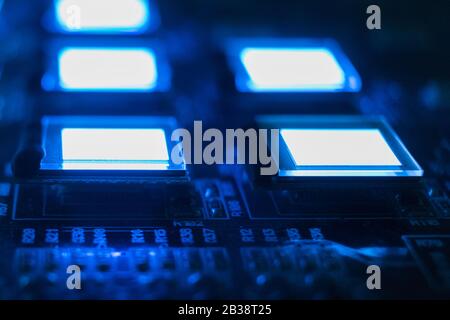 Il processo di controllo di diversi display oled sulla stazione di test. Consente di visualizzare un primo piano di colore blu brillante. Foto Stock