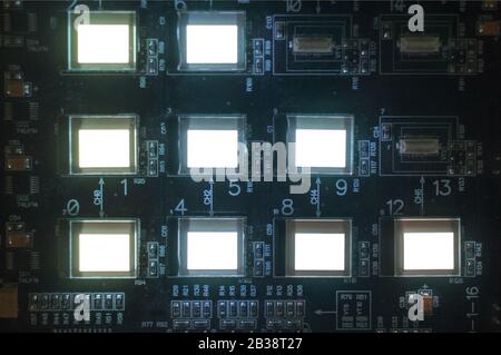 Il processo di controllo di diversi display oled sulla stazione di test. Mostra un'illuminazione brillante. Foto Stock