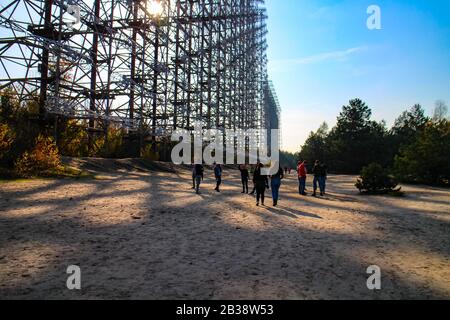 Pripyat, Ucraina - 21 ottobre 2019: Visitatori della zona di esclusione di Chernobyl di fronte al radar Duga-1 abbandonato vicino Pripyat, Ucraina. Foto Stock